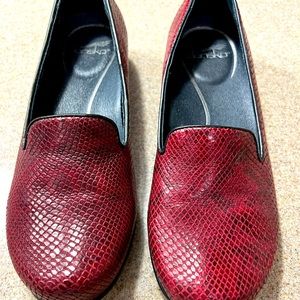 Dansko snakeskin flats, Sz 38, Burgundy, Non-skid sole Like new